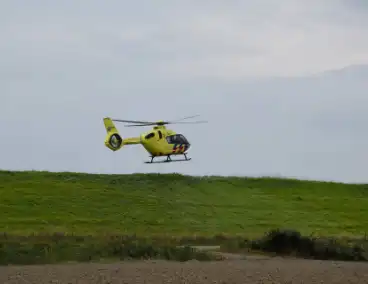 Traumahelikopter landt voor medische noodsituatie bij duiklocatie