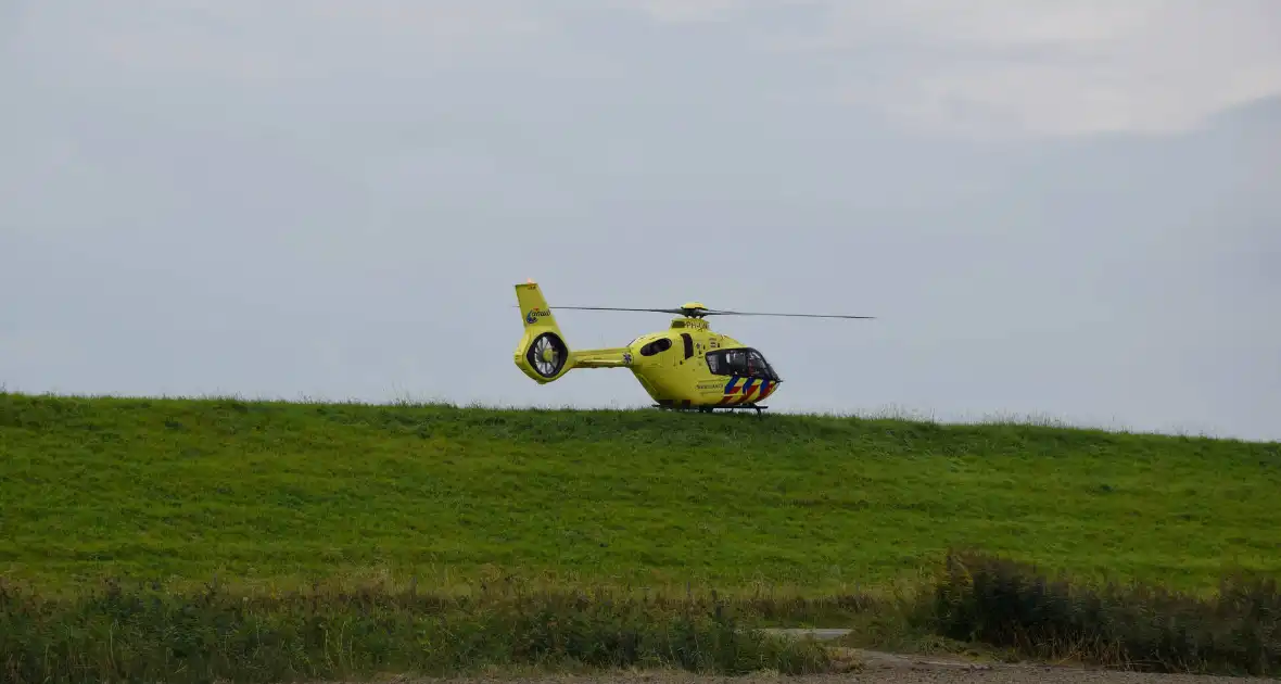 Traumahelikopter landt voor medische noodsituatie bij duiklocatie - Foto 1