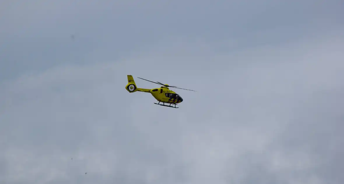 Traumahelikopter landt voor medische noodsituatie bij duiklocatie - Foto 2