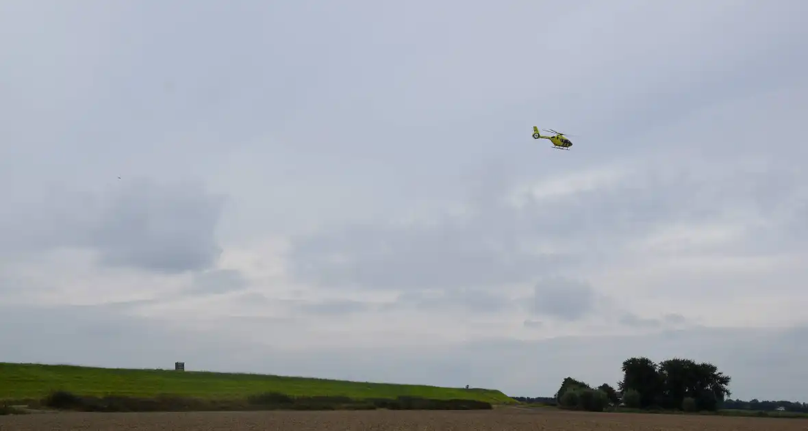 Traumahelikopter landt voor medische noodsituatie bij duiklocatie - Foto 3