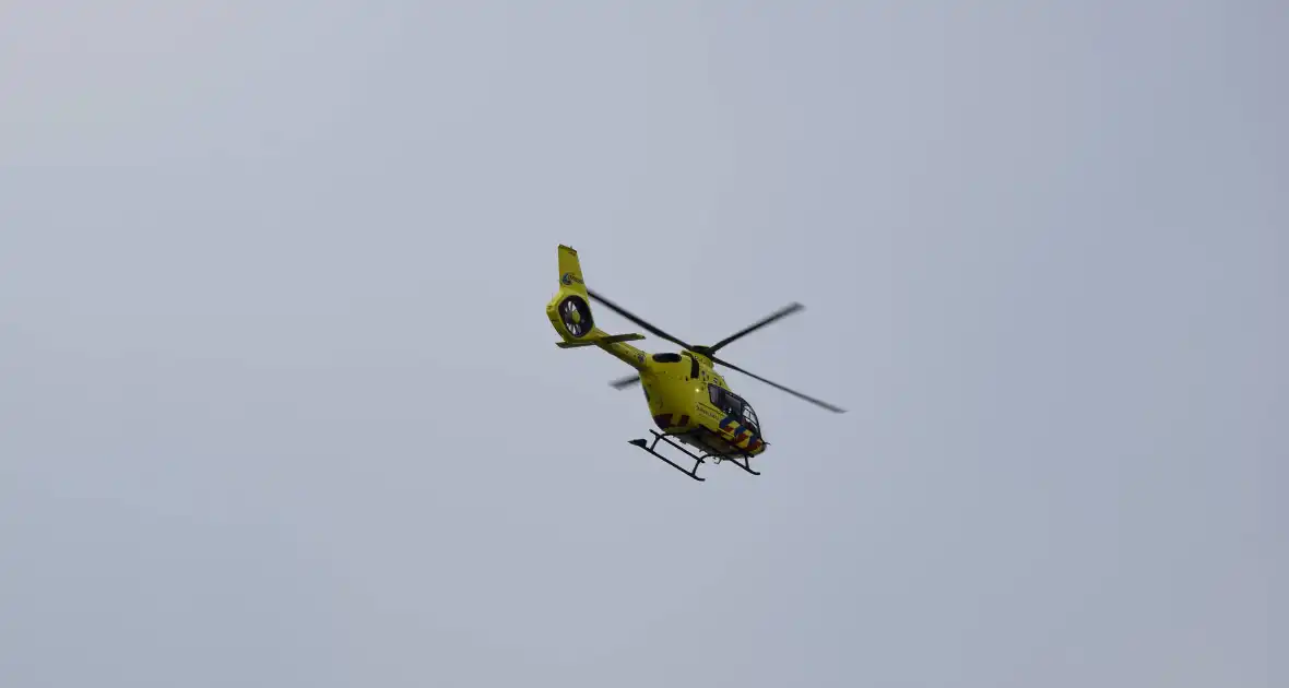 Traumahelikopter landt voor medische noodsituatie bij duiklocatie - Foto 4