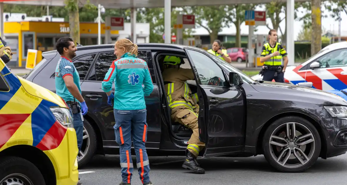 Brandweer bevrijdt beknelde automobilist - Foto 6
