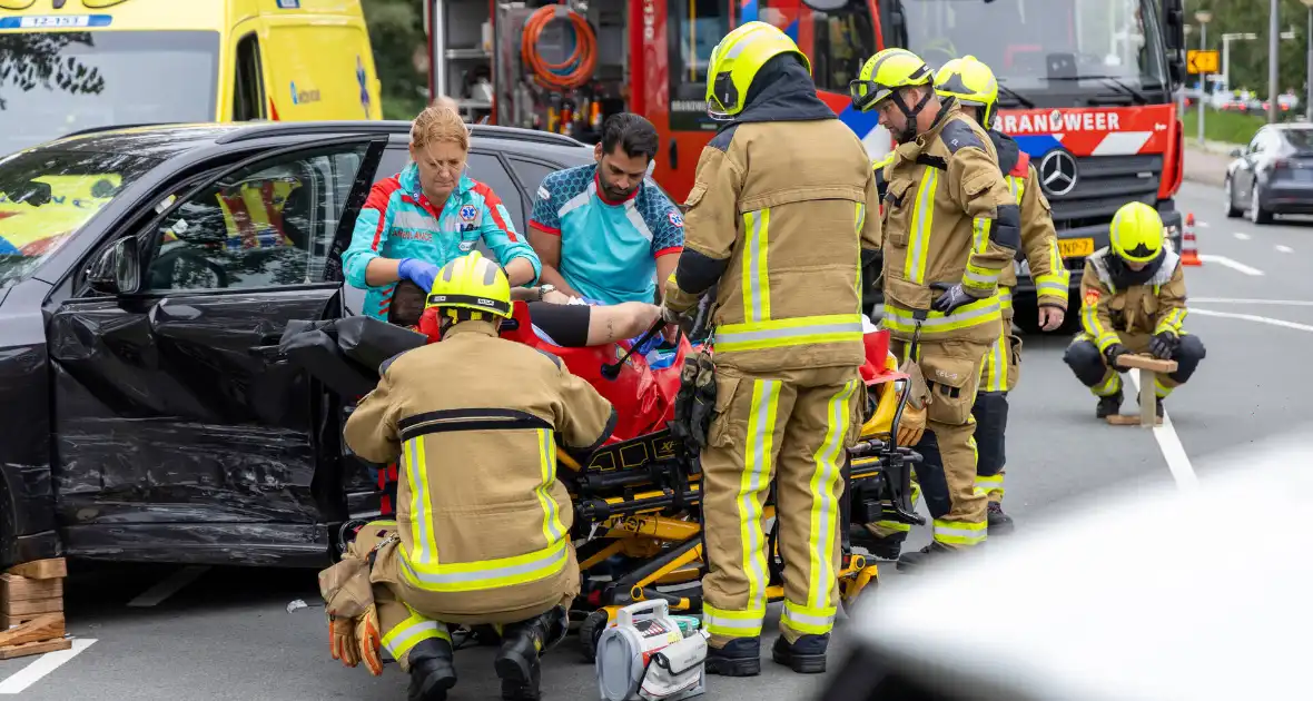 Brandweer bevrijdt beknelde automobilist - Foto 9