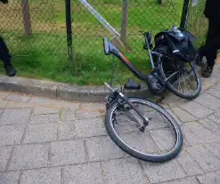 Fiets kapot na botsing met auto