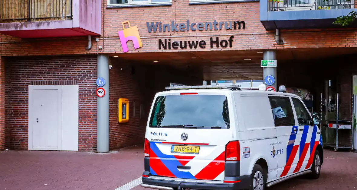 Politie zoekt man na verdachte situatie in winkelcentrum - Foto 1