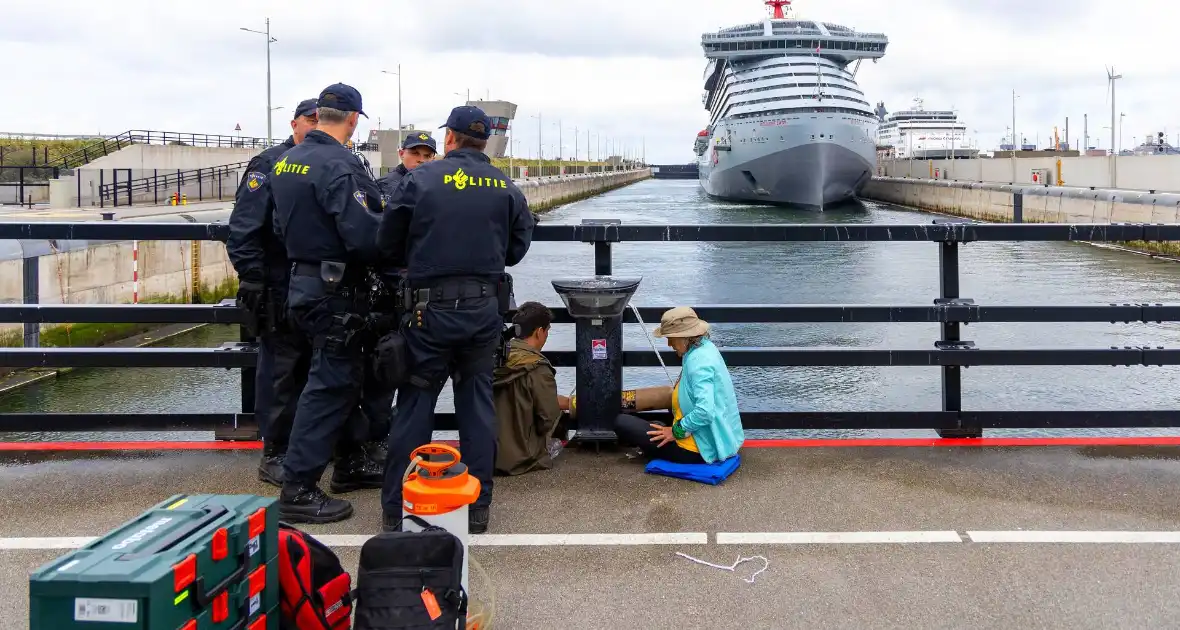 Extinction Rebellion blokkeert zeesluizen IJmuiden opnieuw