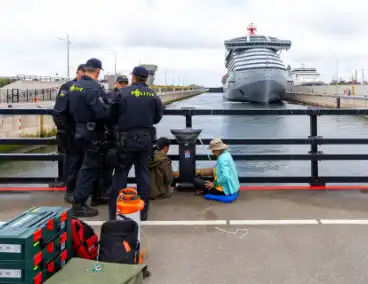 Extinction Rebellion blokkeert zeesluizen IJmuiden opnieuw