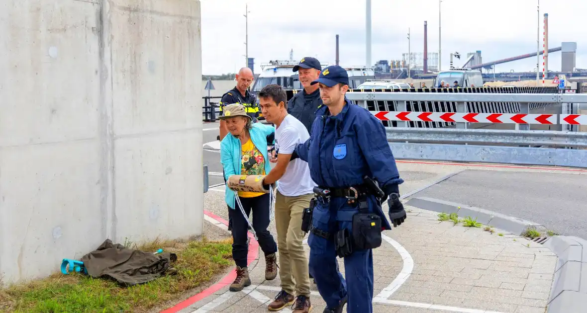 Extinction Rebellion blokkeert zeesluizen IJmuiden opnieuw - Foto 2