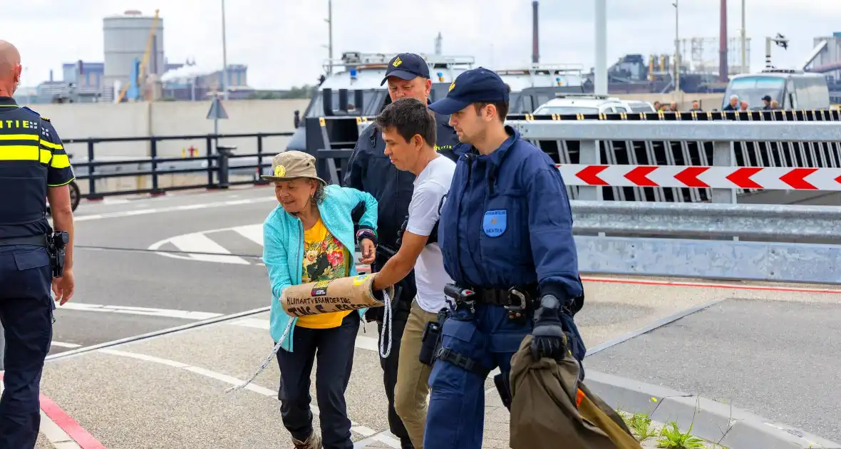 Extinction Rebellion blokkeert zeesluizen IJmuiden opnieuw - Foto 3