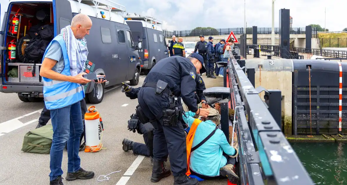 Extinction Rebellion blokkeert zeesluizen IJmuiden opnieuw - Foto 6