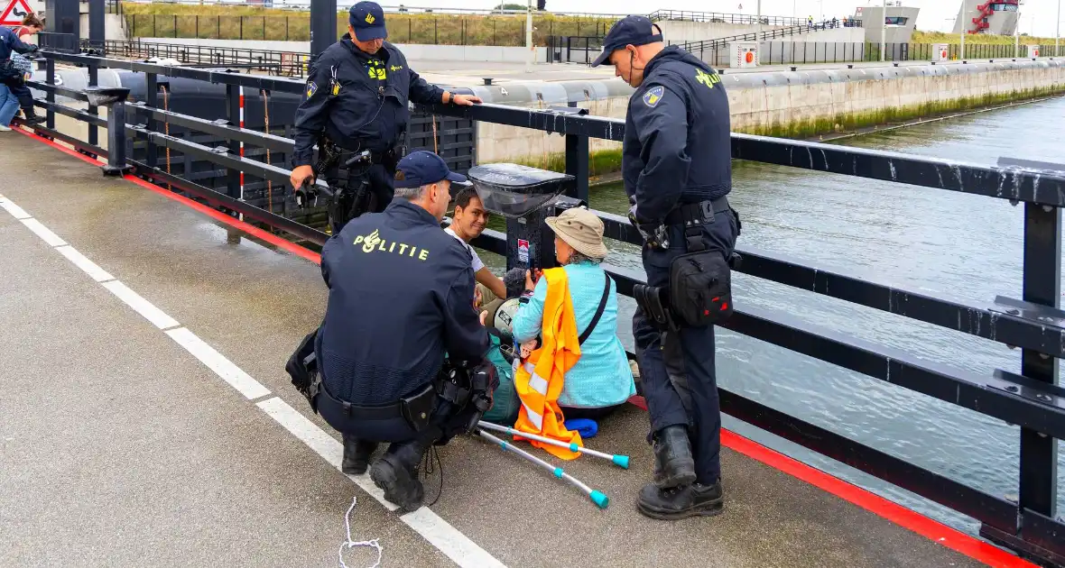 Extinction Rebellion blokkeert zeesluizen IJmuiden opnieuw - Foto 7