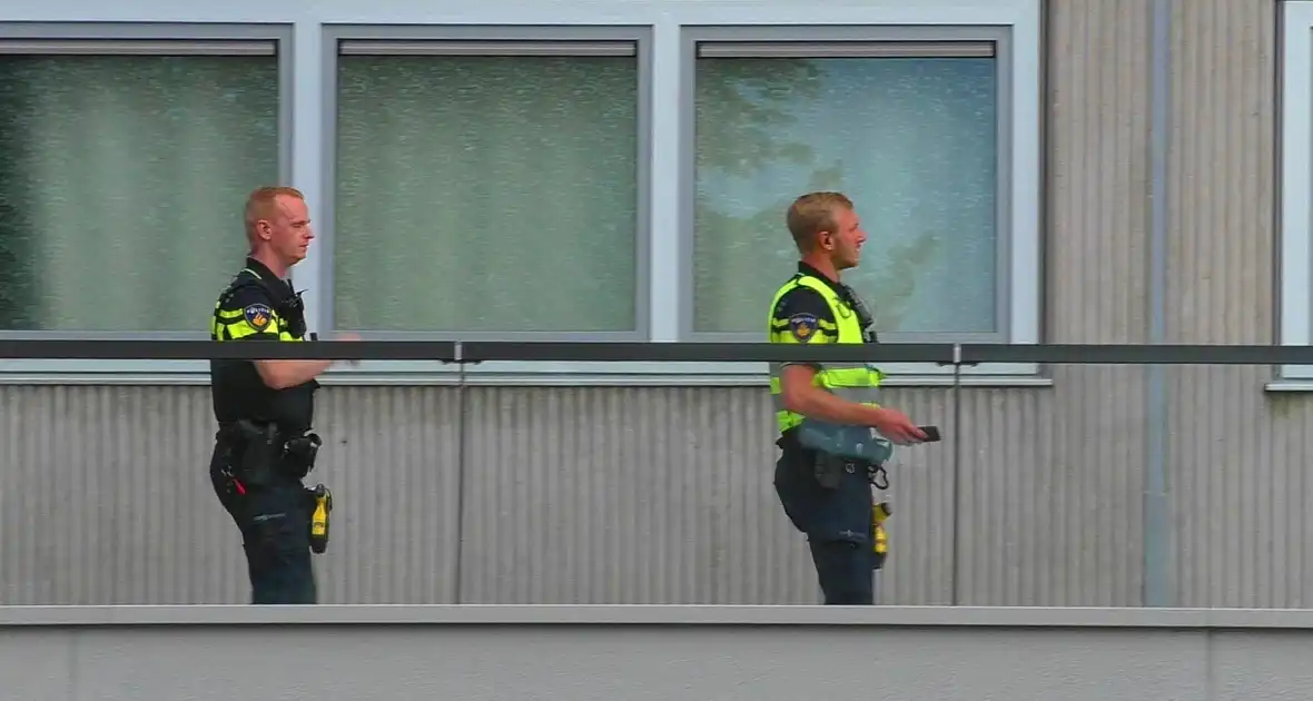 Arrestatieteam beukt woning open en arresteert verdachte - Foto 12