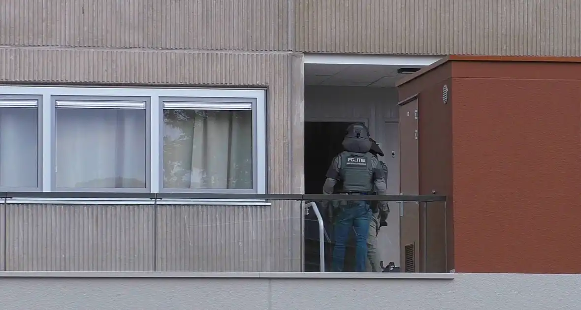 Arrestatieteam beukt woning open en arresteert verdachte - Foto 3