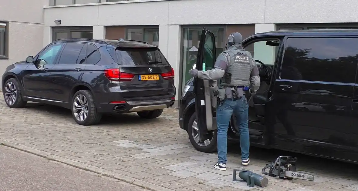 Arrestatieteam beukt woning open en arresteert verdachte - Foto 5