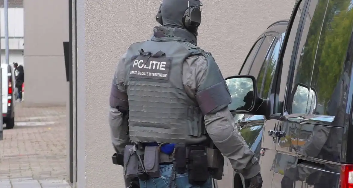 Arrestatieteam beukt woning open en arresteert verdachte - Foto 7