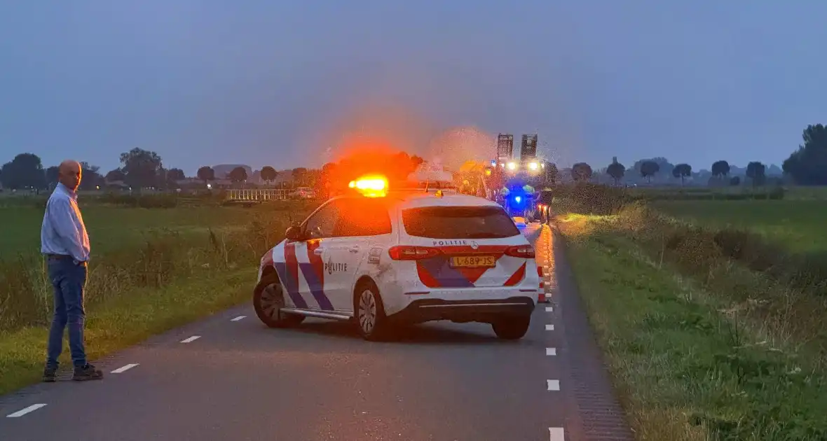 Pick-up vliegt in brand tijdens rit - Foto 1