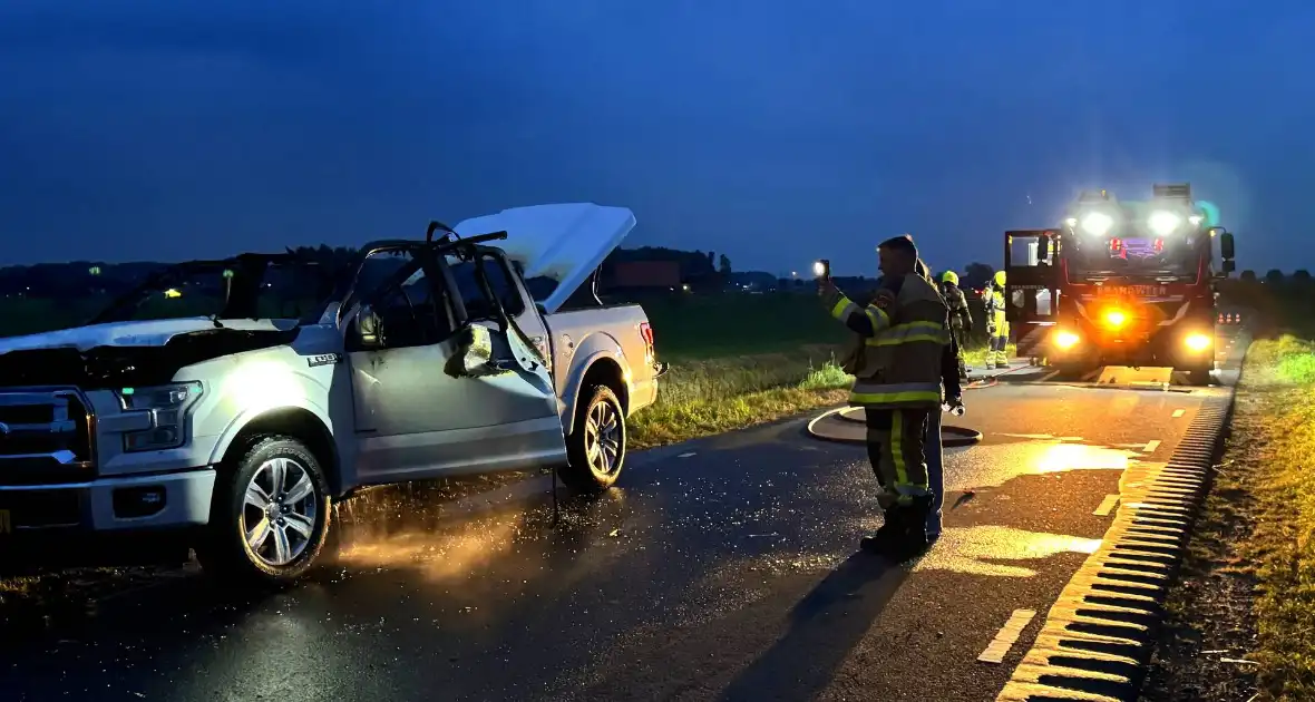 Pick-up vliegt in brand tijdens rit - Foto 3