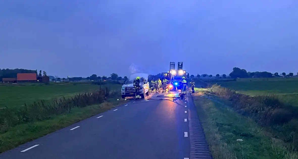 Pick-up vliegt in brand tijdens rit - Foto 4