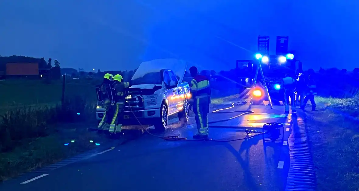 Pick-up vliegt in brand tijdens rit - Foto 6