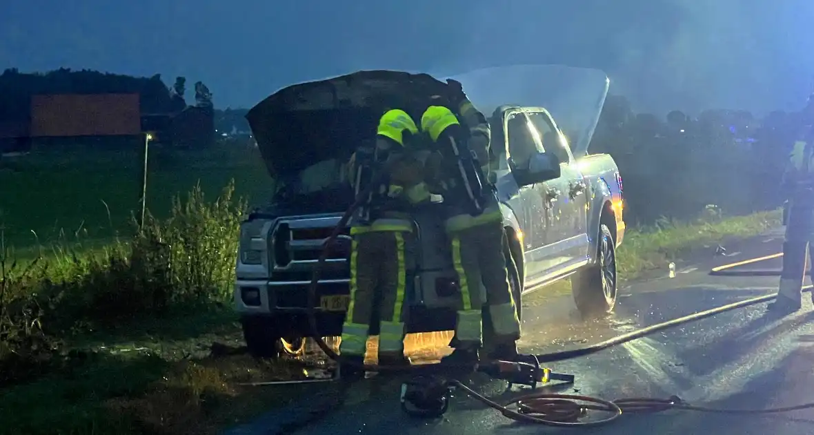 Pick-up vliegt in brand tijdens rit - Foto 7