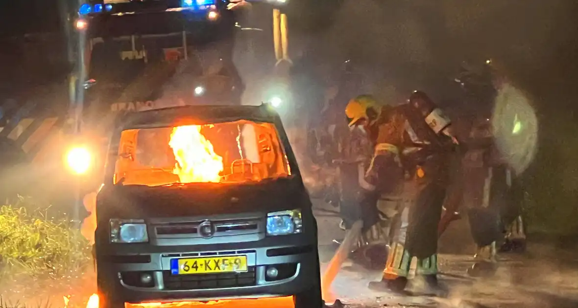 Auto gaat volledig in vlammen op