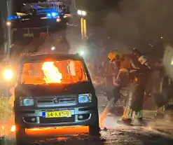 Auto gaat volledig in vlammen op