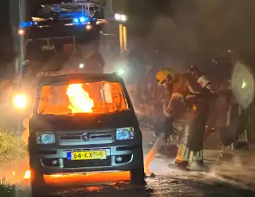 Auto gaat volledig in vlammen op