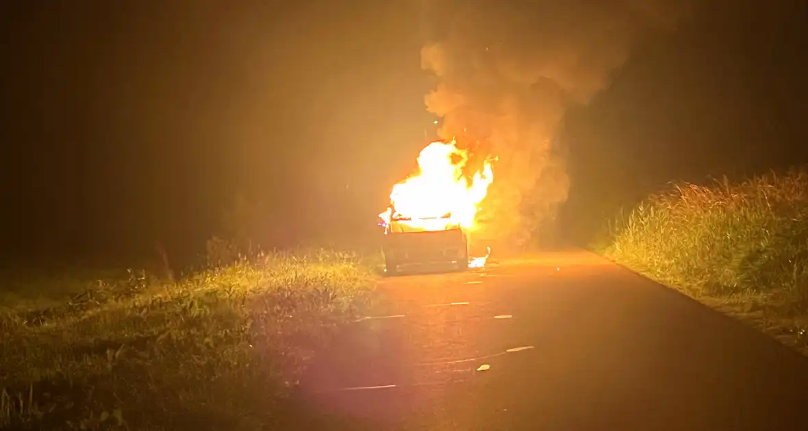 Auto gaat volledig in vlammen op - Foto 2