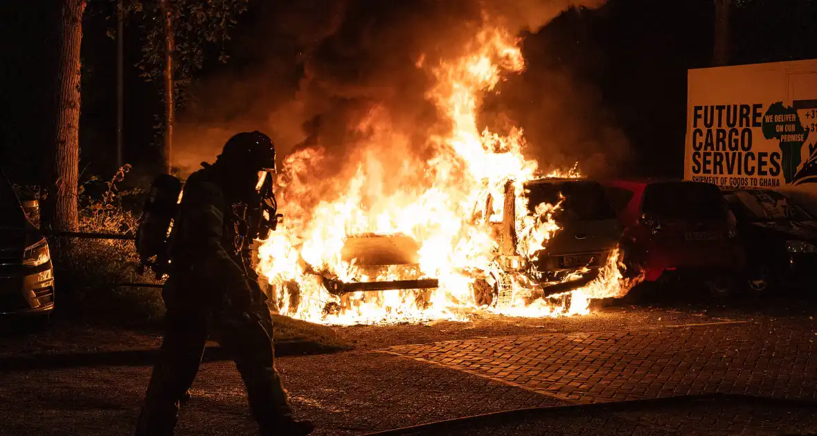 Vlammenzee op parkeerplaats in nachtelijke uren