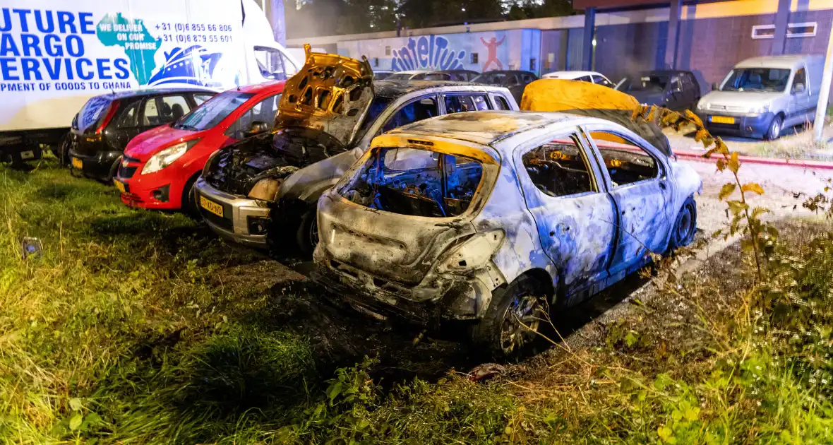 Vlammenzee op parkeerplaats in nachtelijke uren - Foto 1