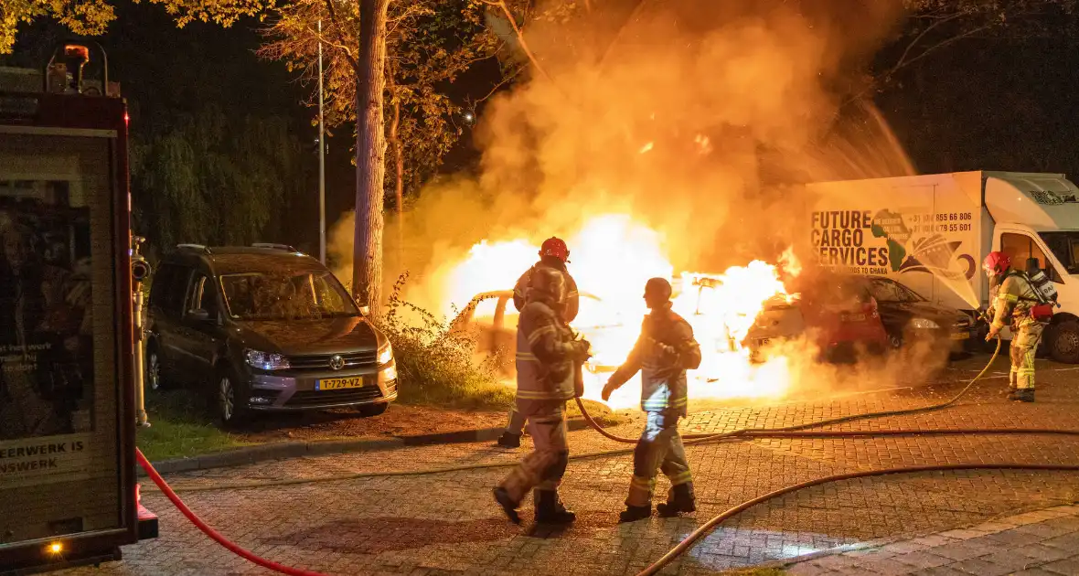 Vlammenzee op parkeerplaats in nachtelijke uren - Foto 4