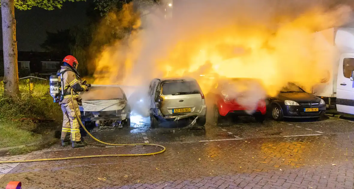 Vlammenzee op parkeerplaats in nachtelijke uren - Foto 5