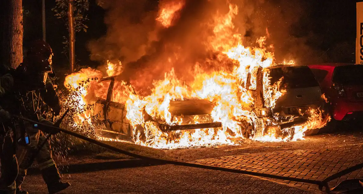 Vlammenzee op parkeerplaats in nachtelijke uren - Foto 6