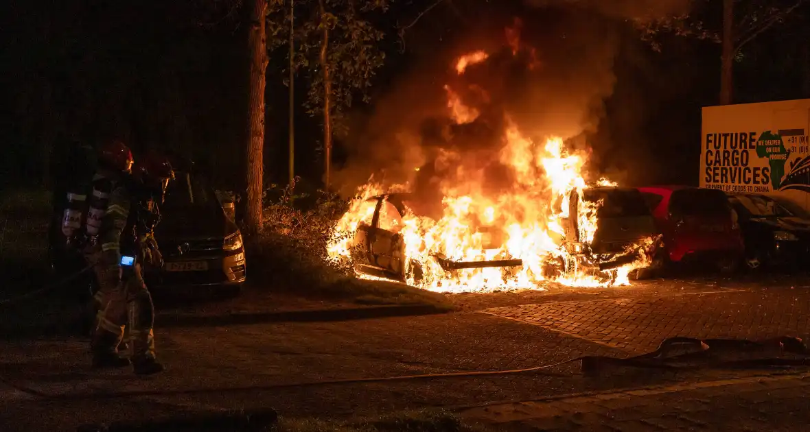 Vlammenzee op parkeerplaats in nachtelijke uren - Foto 7