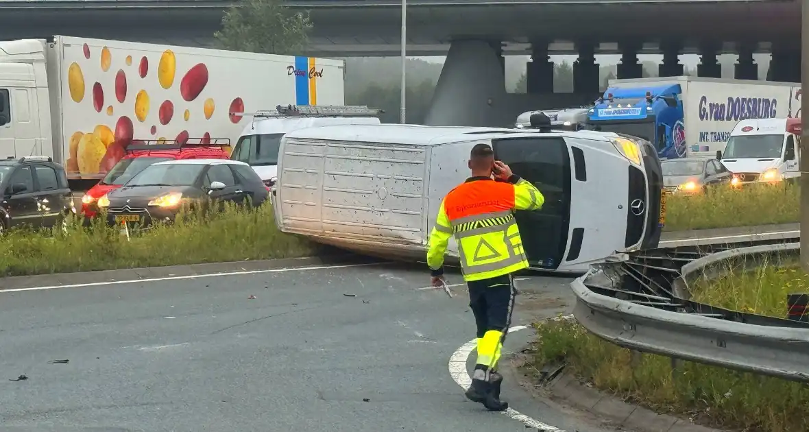 Ambulancedienst ingezet na ongeluk bij snelwegaansluiting