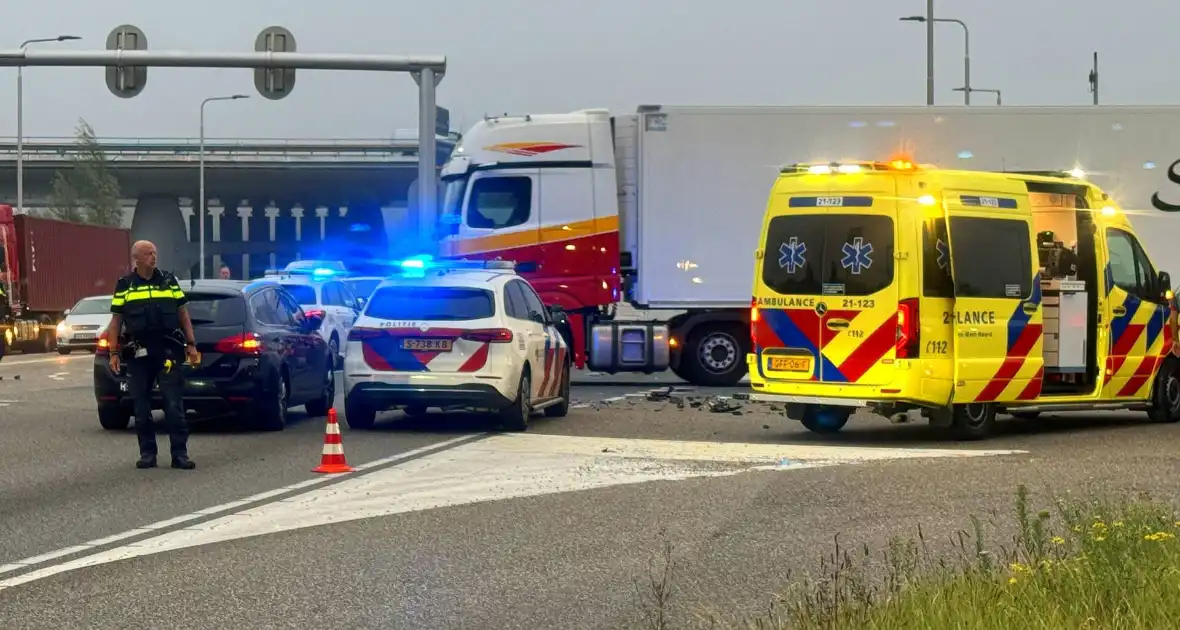 Ambulancedienst ingezet na ongeluk bij snelwegaansluiting - Foto 1