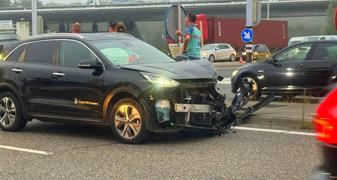 Ambulancedienst ingezet na ongeluk bij snelwegaansluiting - Foto 2