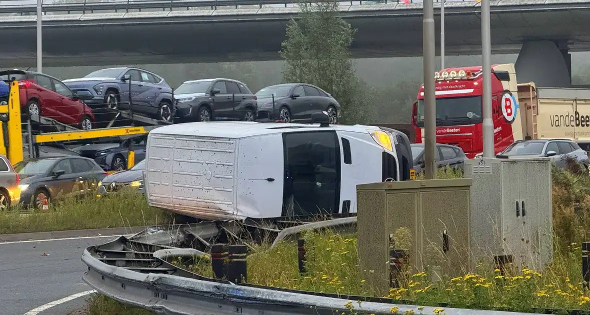 Ambulancedienst ingezet na ongeluk bij snelwegaansluiting - Foto 4