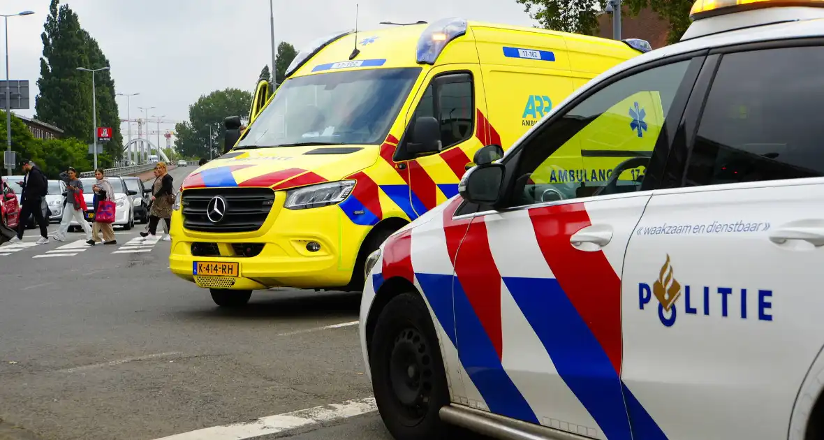 Bestelbus met laadbak botst op personenauto