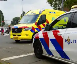 Bestelbus met laadbak botst op personenauto