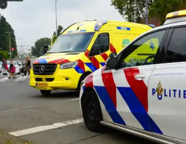 Bestelbus met laadbak botst op personenauto