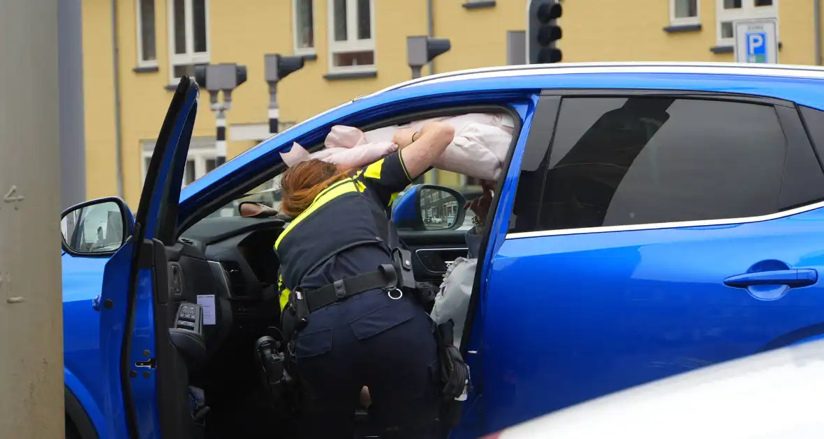 Bestelbus met laadbak botst op personenauto - Foto 4