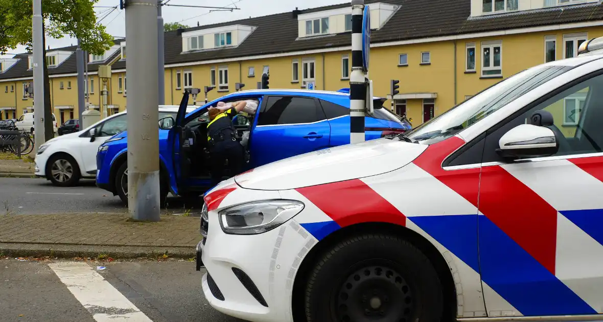 Bestelbus met laadbak botst op personenauto - Foto 5