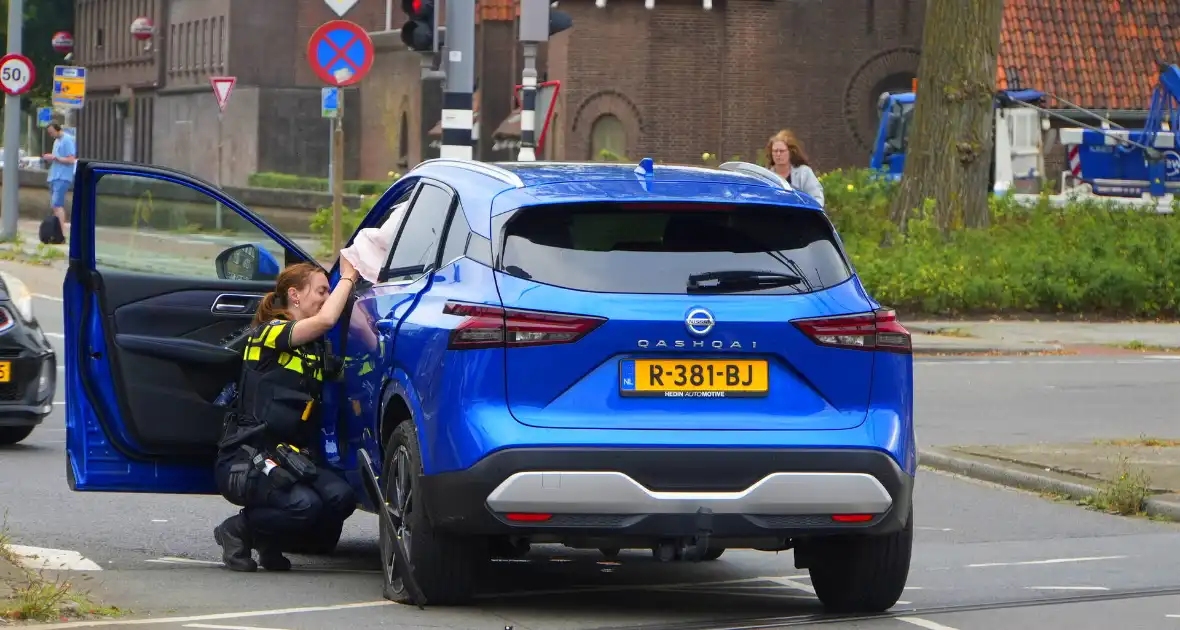 Bestelbus met laadbak botst op personenauto - Foto 6