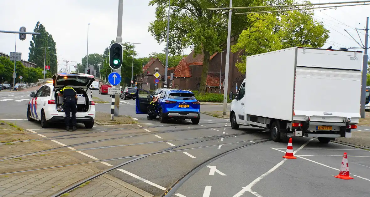 Bestelbus met laadbak botst op personenauto - Foto 7