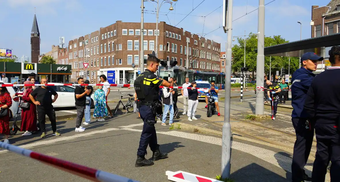 Politie ingezet voor mogelijke schietpartij in tram - Foto 4