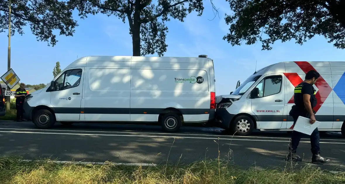 Vier bestelbussen betrokken bij kettingbotsing - Foto 2