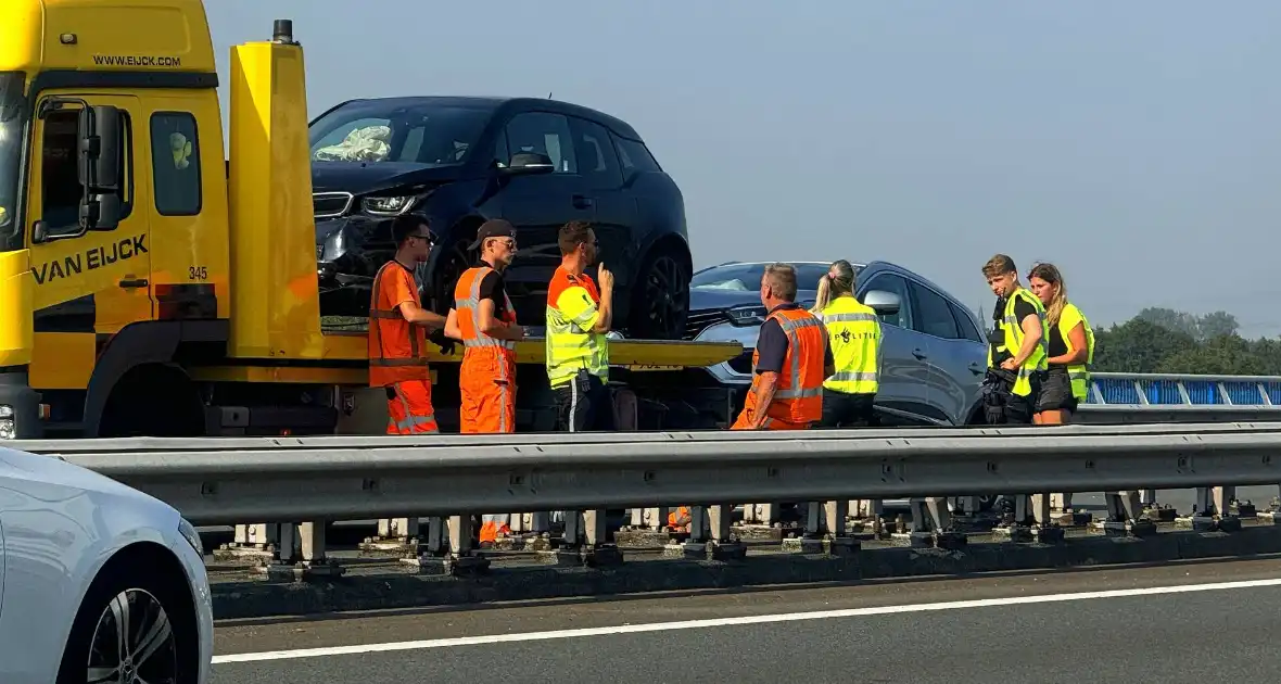 Botsing tussen twee auto's leidt tot vertraging op de snelweg