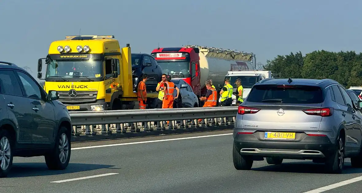 Botsing tussen twee auto's leidt tot vertraging op de snelweg - Foto 1