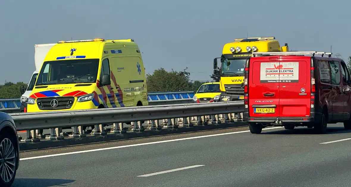 Botsing tussen twee auto's leidt tot vertraging op de snelweg - Foto 2